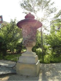 Unsanierte Vase vor dem Neptunbrunnen